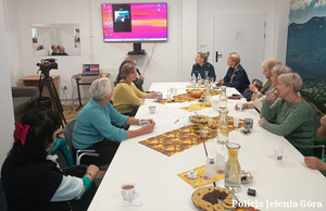 Policjantki z jeleniogórskiej komendy rozmawiały z seniorami o bezpieczeństwie. Spotkanie w Karkonoskim Sejmiku Osób Niepełnosprawnych