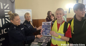 Policjantki na targach pracy