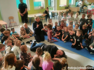 Policjanci o bezpieczeństwie z najmłodszymi. Spotkanie funkcjonariuszy z dziećmi z przedszkola w Janowicach Wielkich