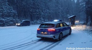 Zmieniają się warunki na drogach. Jeleniogórscy policjanci apelują o ostrożność i przygotowanie pojazdów do zimy