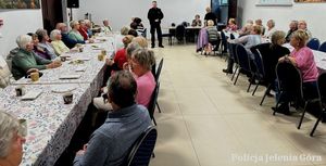 Dzielnicowy na spotkaniu z seniorami