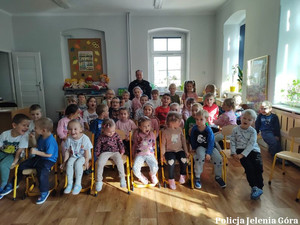 Dzielnicowy o bezpieczeństwie z najmłodszymi. Spotkanie z dziećmi z przedszkola w Piechowicach