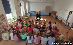Mundurowy rozmawia z dziećmi