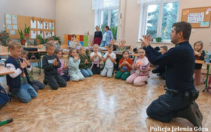 Dzielnicowy z uczniami