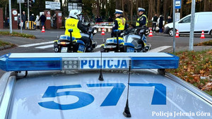 Policjanci w okolicy cmentarza