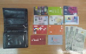 odzyskany portfel wraz z dokumentami i kartami