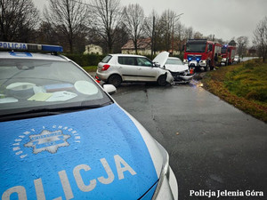 Groźne zdarzenie w Wojanowie. Policja apeluje o ostrożność na śliskich drogach