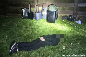 Mężczyzna po zatrzymaniu, w tle skradzione mienie