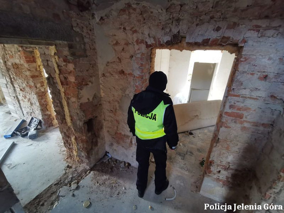 policjant w putostanie