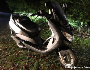 Czujność mieszkańca miasta i dociekliwość policjantów pozwoliły na zatrzymanie sprawcy kradzieży skutera kilkanaście minut po dokonaniu przez niego przestępstwa kradzieży