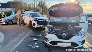 Uwaga kierowcy! Zdarzenie drogowe w Radomierzu. Apel o ostrożność na drodze!
