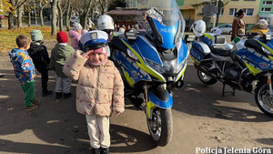Policjanci jeleniogórskiej drogówki odwiedzili przedszkolaki z „Promyczka” – nauka bezpieczeństwa przez zabawę