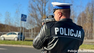 „Prędkość” pod kontrolą. Policyjna akcja w Jeleniej Górze i regionie. Ponad połowa skontrolowanych kierowców przekroczyła dozwoloną prędkość