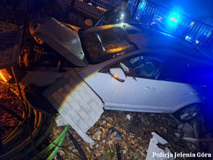 Policyjny pościg zakończony zatrzymaniem trójki nietrzeźwych osób – kierowca nie zatrzymał się do kontroli i wcześniej ukradł paliwo