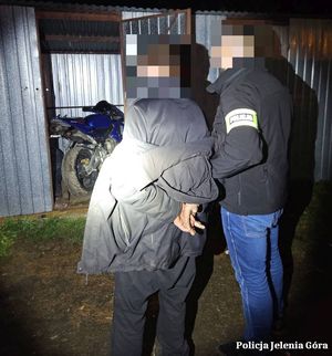 Jeleniogórscy policjanci odzyskali skradziony motocykl i zatrzymali mężczyznę podejrzanego o jego kradzież