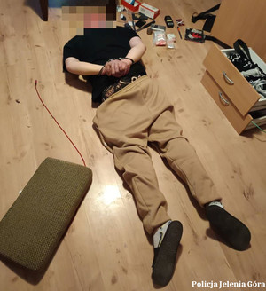 Zatrzymany po eksplozji domowej roboty ładunku wybuchowego. Szybka i skuteczna akcja jeleniogórskich policjantów