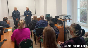 Policjantki z Jeleniej Góry zachęcają do wstąpienia w szeregi Policji – spotkanie informacyjne w Powiatowym Urzędzie Pracy