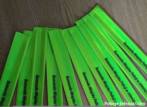 Policjanci apelują! Noszenie odblasków ratuje życie. Zadbajmy o swoje bezpieczeństwo