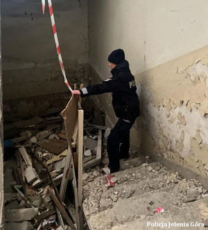 Policjanci w pustostanie