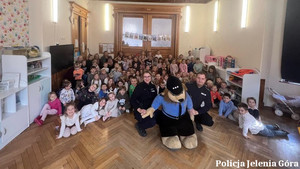 Dzielnicowi uczą przedszkolaków bezpieczeństwa