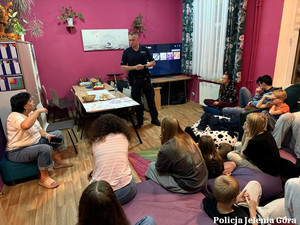 Dzielnicowy ze Szklarskiej Poręby przeprowadził profilaktyczne spotkanie z wychowankami placówki opiekuńczo-wychowawczej