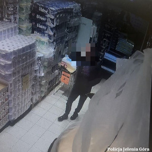 Notoryczny sprawca kradzieży sklepowych zatrzymany przez jeleniogórskich policjantów