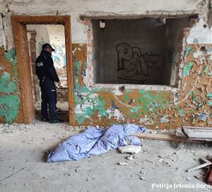 Pomoc w czasie mrozów! Jeleniogórscy policjanci intensyfikują działania na rzecz osób zagrożonych wychłodzeniem