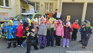 Dzieci z policjantami