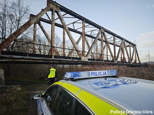 Policjant w ramach działań na torowwisku