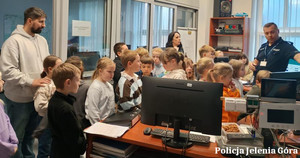 Uczniowie podczas zwiedzania komendy