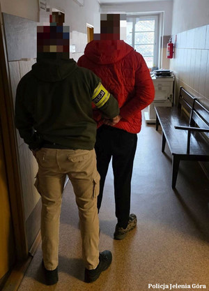 Policjant z zatrzymanym