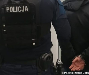 policjant zz zatrzymanym