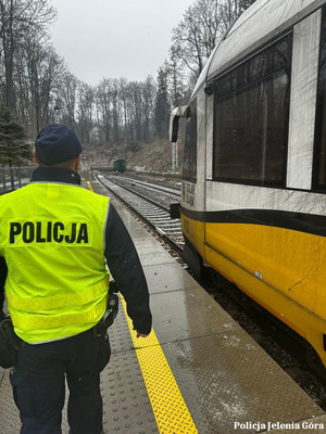 Policjant w trakcie kontroli infrastruktury