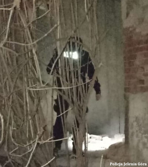 Policjanci z Jeleniej Góry niosą pomoc osobom zagrożonym podczas mrozów – wspólne działania służb na terenie miasta i powiatu karkonoskiego