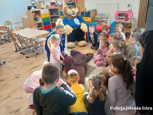 policjantka z dziećmi