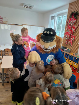 policjantka z dziećmi