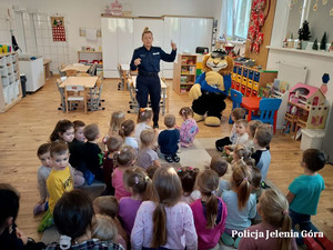 policjantka z dziećmi