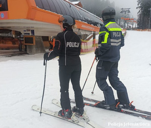 Policyjny patrol narciarski