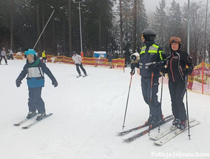 policyjny patrol narciarski na stoku