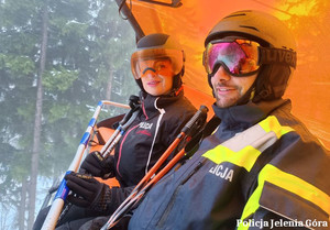 policyjny patrol narciarski na stoku