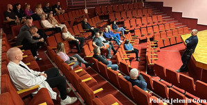 Policjant szkolił personel medyczny w Szklarskiej Porębie z bezpiecznych procedur wobec agresywnych pacjentów