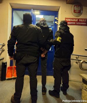 Poszukiwany 51-latek z Jeleniej Góry wpadł w ręce policjantów