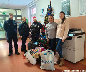 Policjanci z pracownikami MOPS