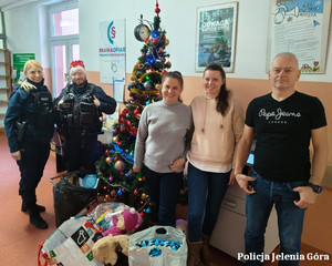 Policjanci z pracownikami MOPS