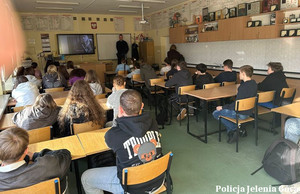 Dzielnicowy spotkał się z ósmoklasistami ze Szklarskiej Poręby. Ważna lekcja o bezpieczeństwie i odpowiedzialności