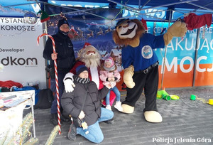 Policjanci wśród Mikołajkowych atrakcji. Bezpieczeństwo I radość dla najmłodszych