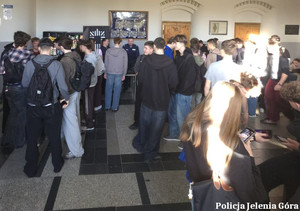 Policjanci podczas spotkania z młodzieżą podczas konferencji