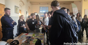 Policjanci podczas spotkania z młodzieżą podczas konferencji