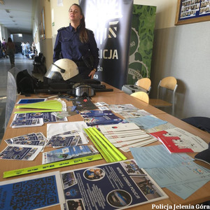 Policjanci podczas spotkania z młodzieżą podczas konferencji
