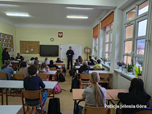 policjant z uczniami
